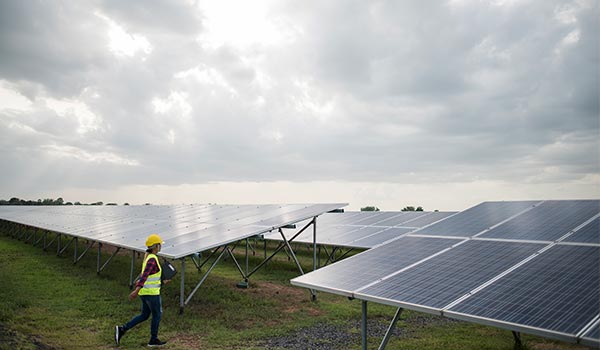 imagem para representar o artigo posso usar energia solar em dias nublados ou de chuva